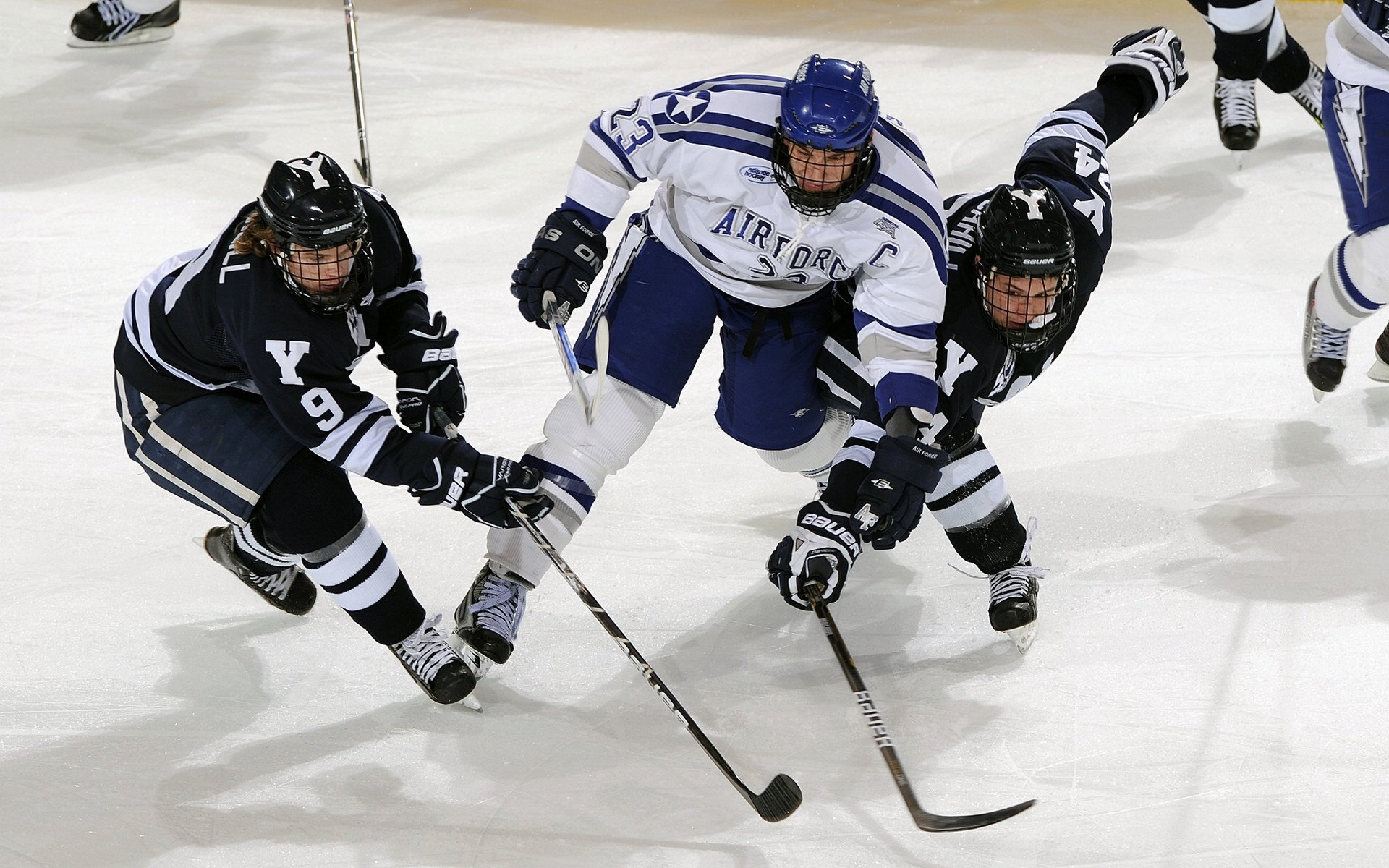 哈登连续五场比赛得分超过出色发挥,G2不断突破!赛场气氛高涨